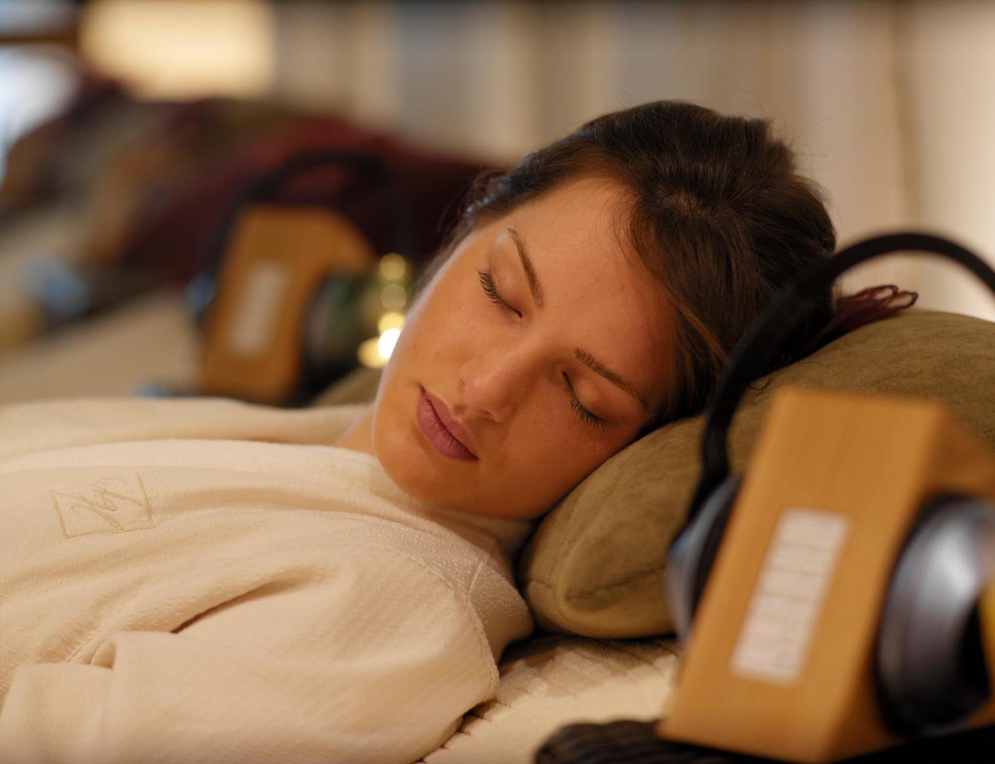 Aghadoe Heights Hotel & Spa Cill Airne Exteriör bild A woman sleeping