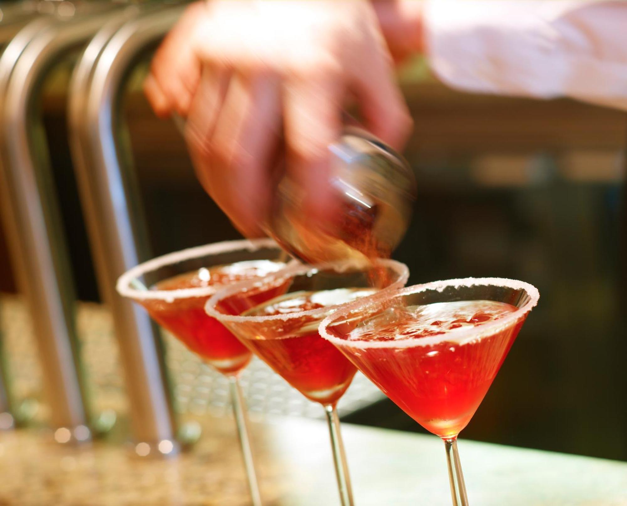 Aghadoe Heights Hotel & Spa Cill Airne Exteriör bild A bartender seasoning a cocktail rim with a lemon wheel