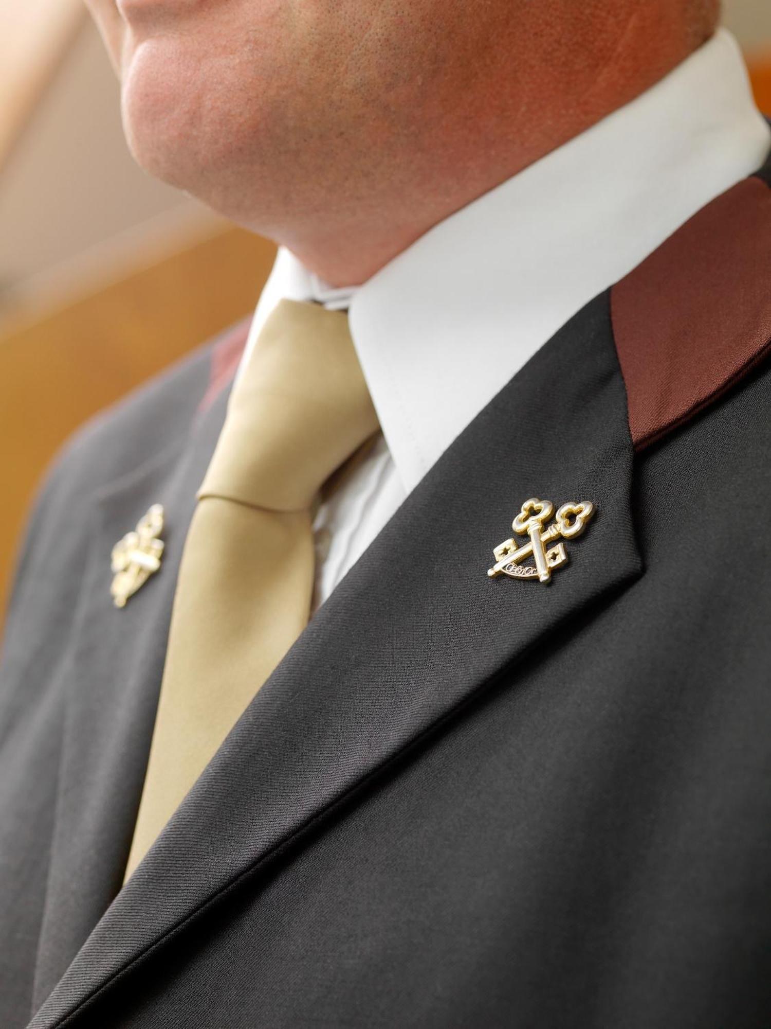 Aghadoe Heights Hotel & Spa Cill Airne Exteriör bild The lapel pin of the Order of St Charles Borromeo