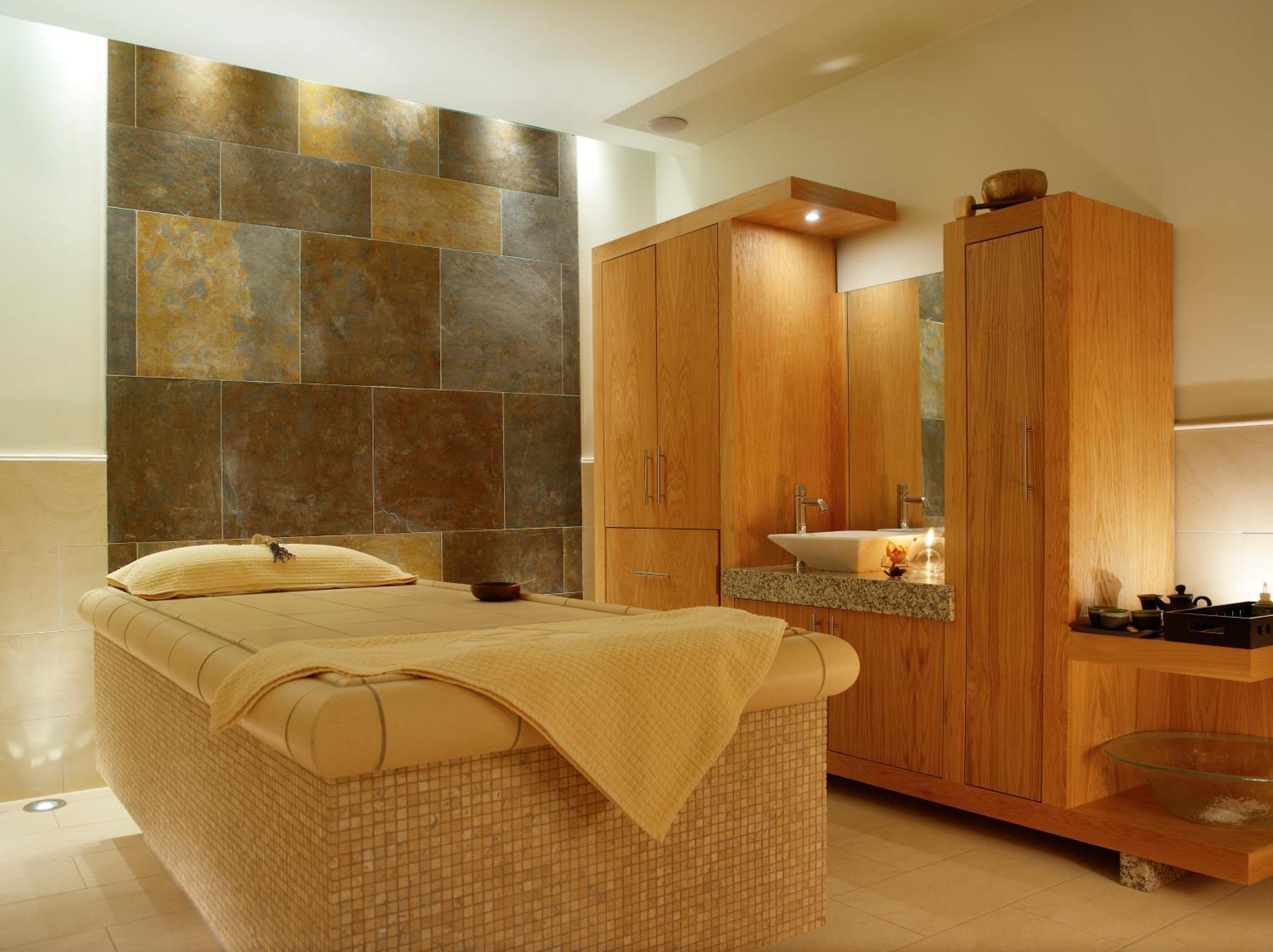 Aghadoe Heights Hotel & Spa Cill Airne Exteriör bild A treatment room at a spa