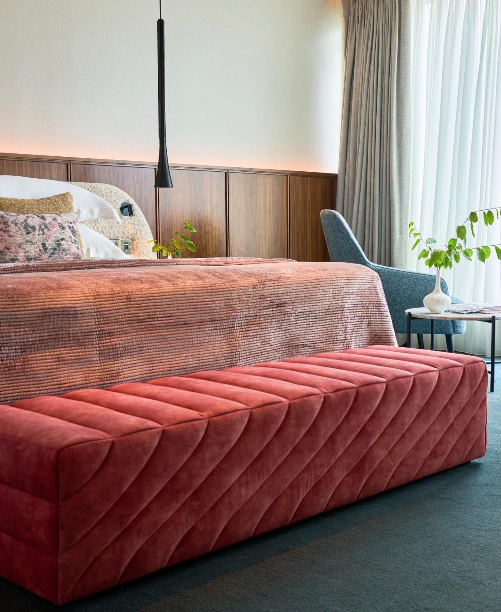 Aghadoe Heights Hotel & Spa Cill Airne Exteriör bild A bench in a bedroom